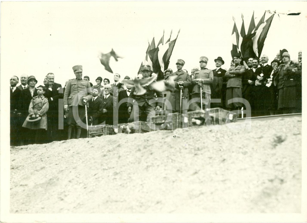 Fotografia d epoca originale 1935 ca MILANO NOSEDO Lancio colombi per Festa degli Alberi Fotografia 1