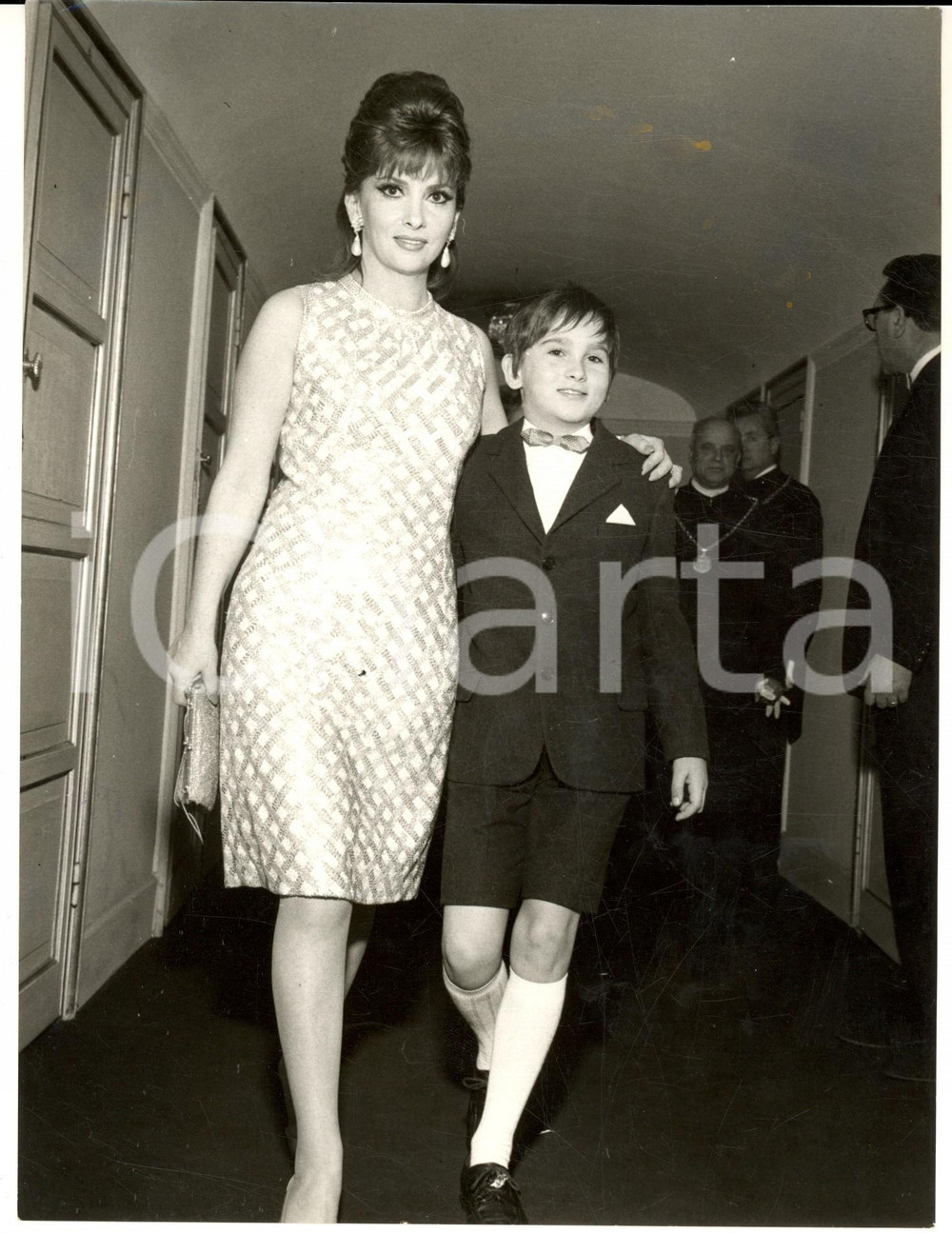 1967 TEATRO ALLA SCALA Gina LOLLOBRIGIDA alla prima con il figlio *Foto 18x24 cm