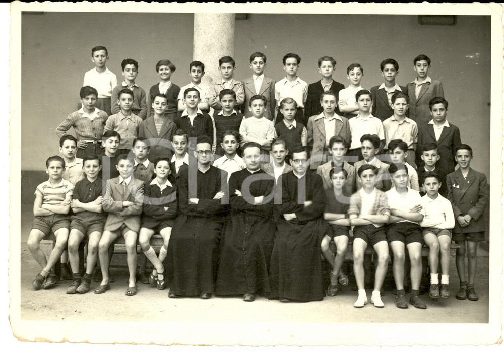 Fotografia d epoca originale 1950 ca MILANO Prima elementare maschile con sacerdoti Foto Mario OLIVI 1