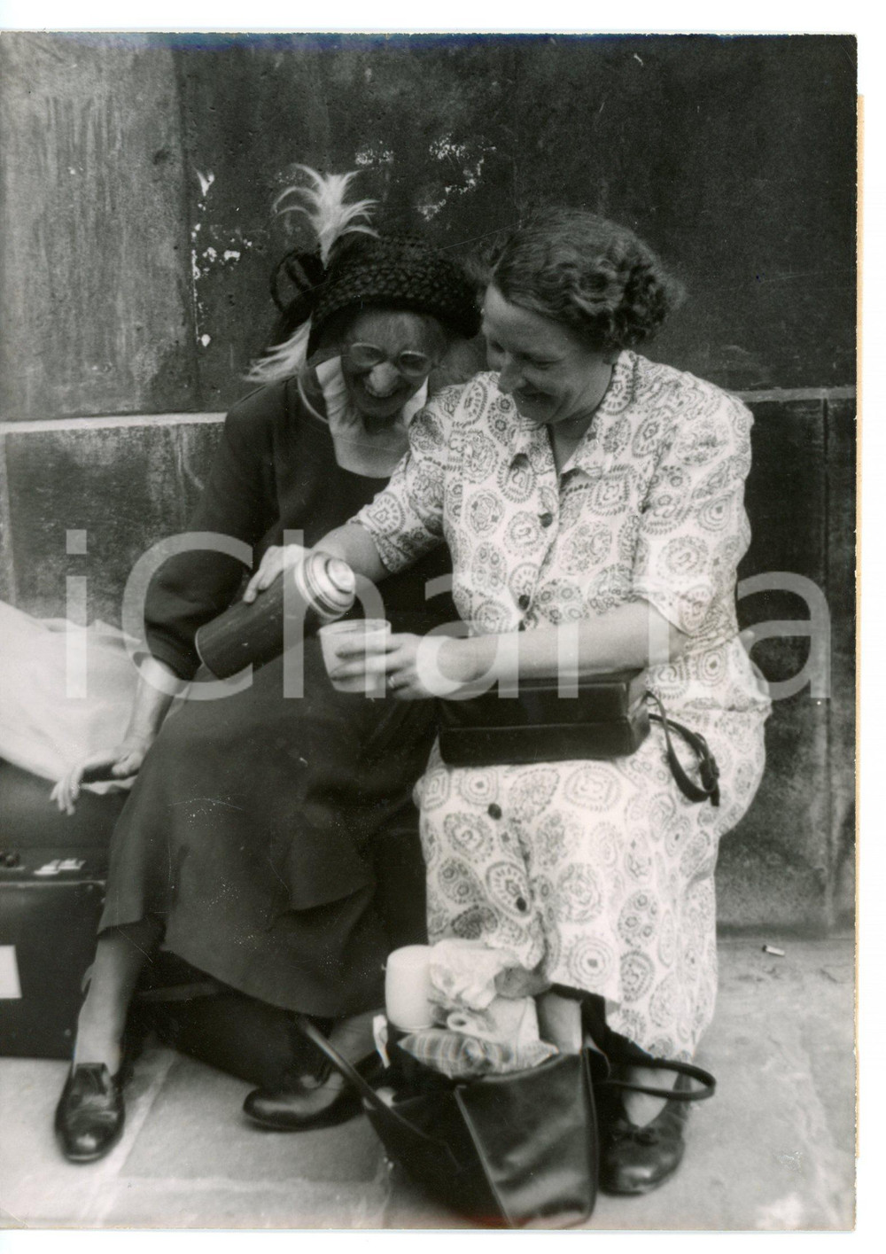 1953 PARIS Turiste inglesi bevono il tè davanti all'ambasciata britannica *Foto