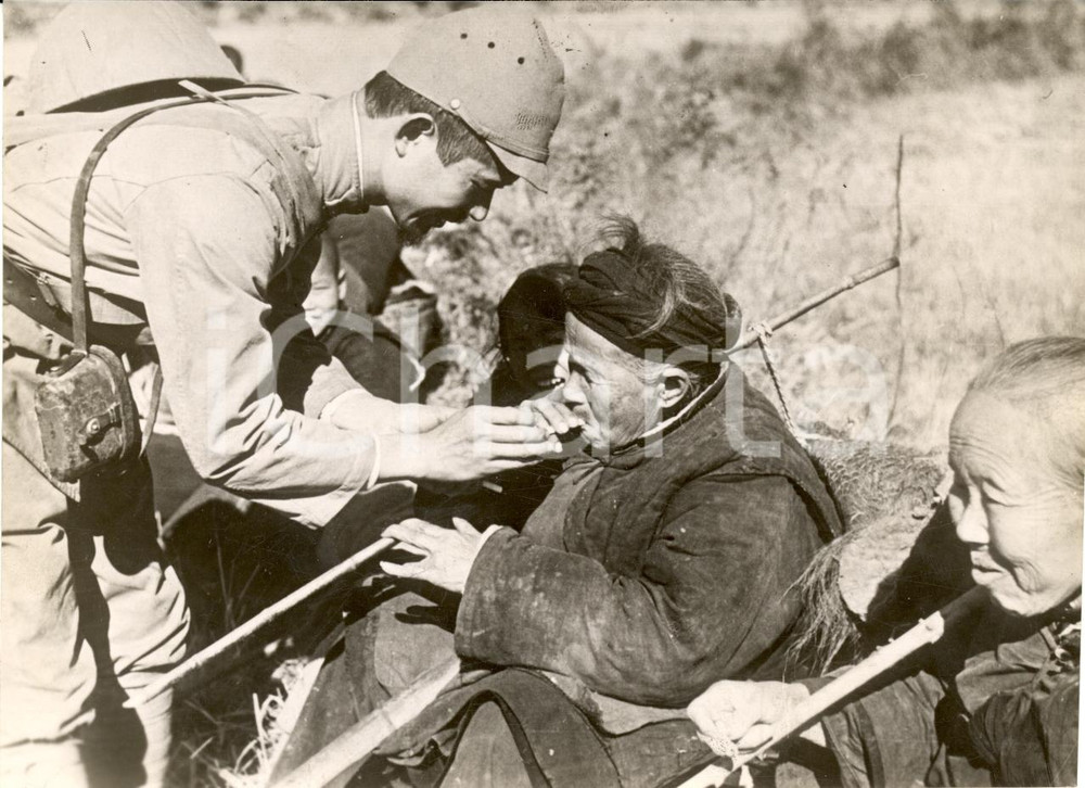 Fotografia d epoca originale 1939 CINA Soldato accende sigaretta a contadina cinese 1