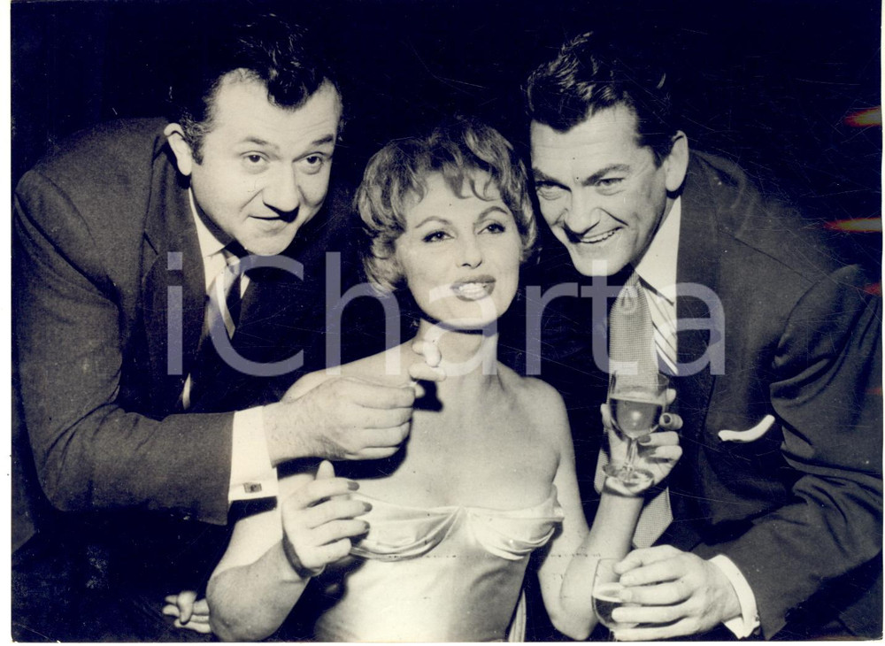 1959 PARIS CINEMA Brindisi tra Jean RICHARD Madeleine LEBEAU Jean MARAIS *Foto