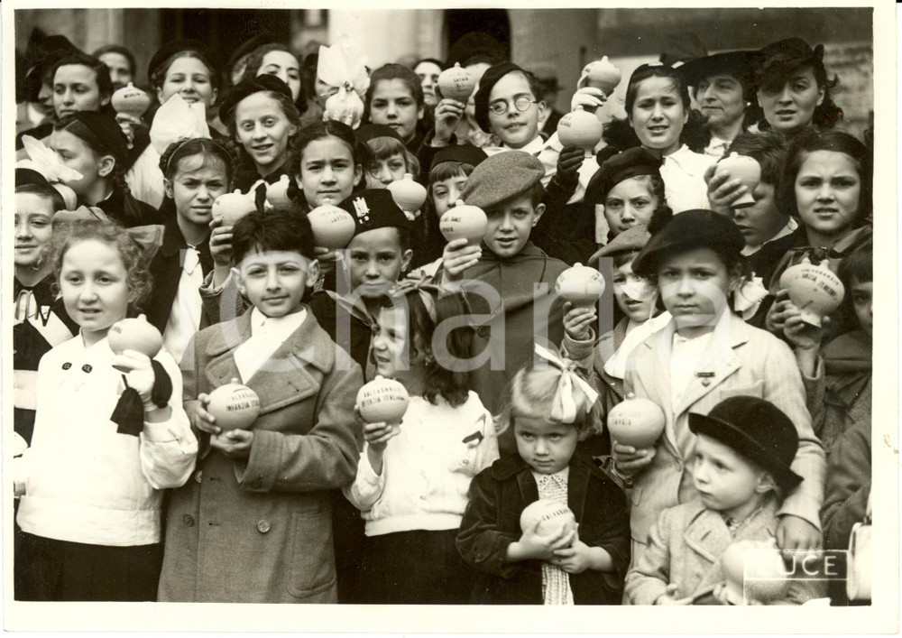 Fotografia d epoca originale 1938 ROMA Bambini posano con salvadanai per CASE del SOLE SAVOIA Fotografia 1