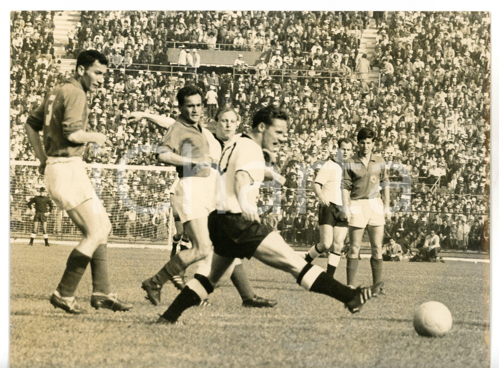1962 MONDIALI DI CALCIO - JUGOSLAVIA-GERMANIA 1-0 Azione della squadra tedesca