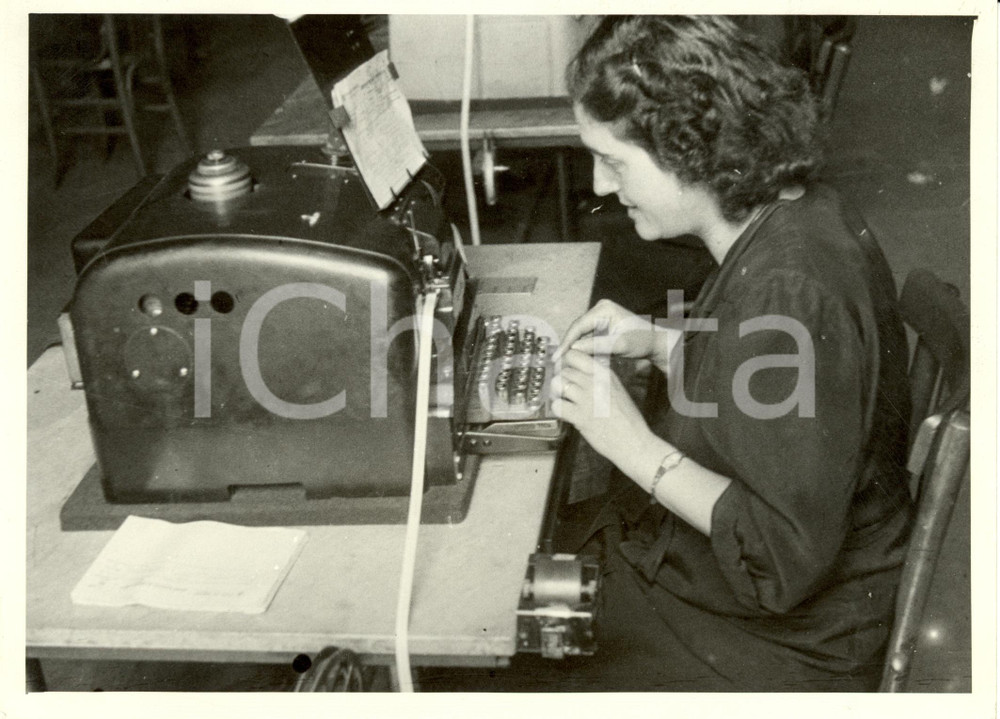 Fotografia d epoca originale 1943 ANCONA Donna impiegata sostituisce uomo chiamato alle armi Fotografia 1
