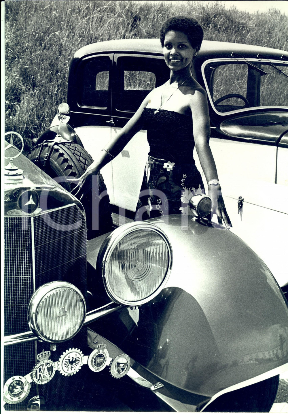 1975 ca CINEMA Ritratto dell'attrice Jean BELL con automobile *Foto 20x30 cm