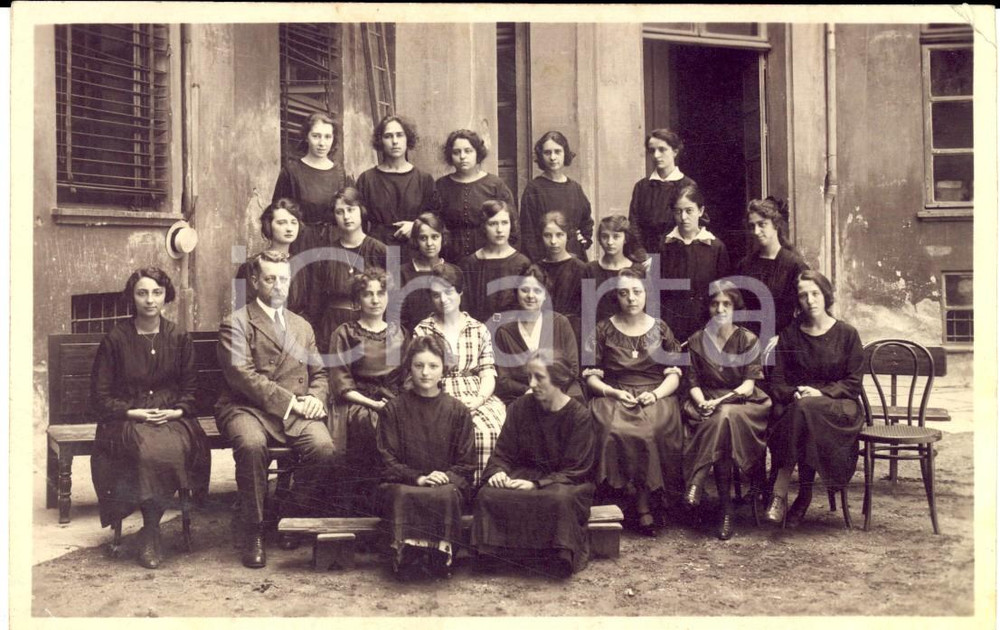 Fotografia d epoca originale 1910 ca TORINO Classe femminile di collegiali in divisa Foto G. FAGNANO FP 1