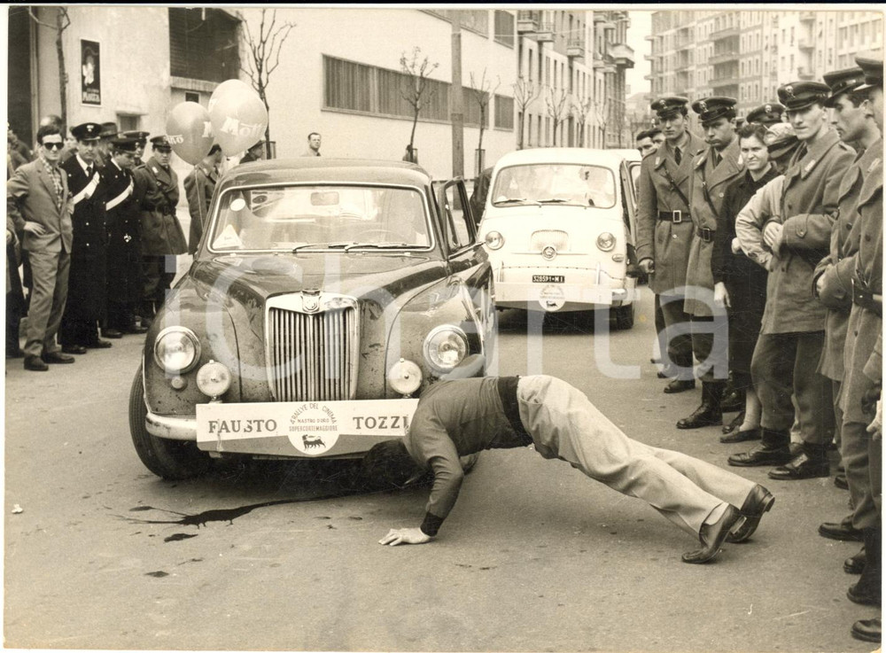 1957 MILANO RALLY DEL CINEMA Arrivo dell'auto di Fausto TOZZI *Foto 18x13