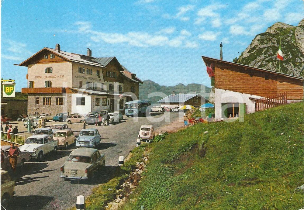 Cartolina originale da collezione 1970 ca PASSO FALZAREGO Auto in sosta davanti a distributore BP *Cartolina FG VG 1