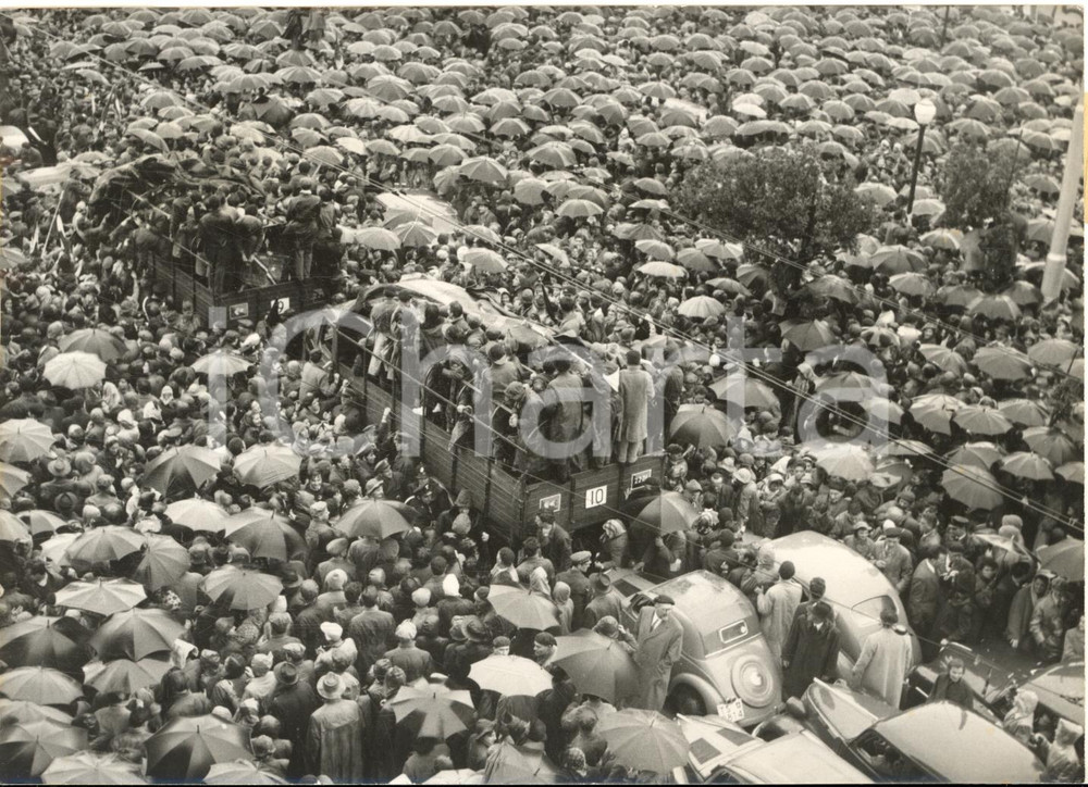1954 TRIESTE ITALIANA Cittadini in festa per l'arrivo delle truppe - Foto 