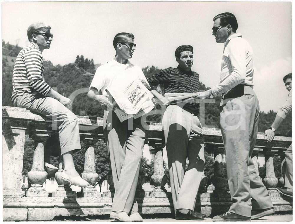 1955 SAN PELLEGRINO TERME - CALCIO Squadra MILAN - Juan Alberto SCHIAFFINO Foto Fotografia originale d'epoca, con didascalia manoscritta al verso. FAIR/discreto graffi superficiali; piccola piegatura al lato superiore Formato: 24x18 cm originale e autentica 1