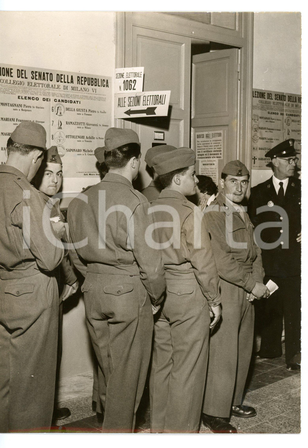 1953 MILANO Elezioni politiche - Militari in fila alle urne *Foto 13x18 cm