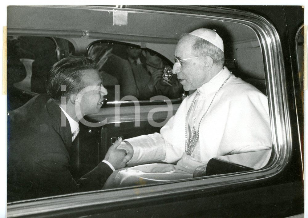 1956 CASTEL GANDOLFO Papa PIO XII stringe la mano al sindaco della città *Foto