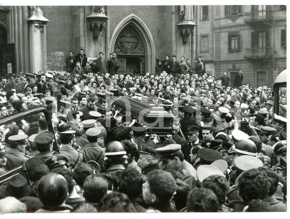 1960 TORINO Funerali Fred BUSCAGLIONE - Trasporto della bara tra la folla *Foto