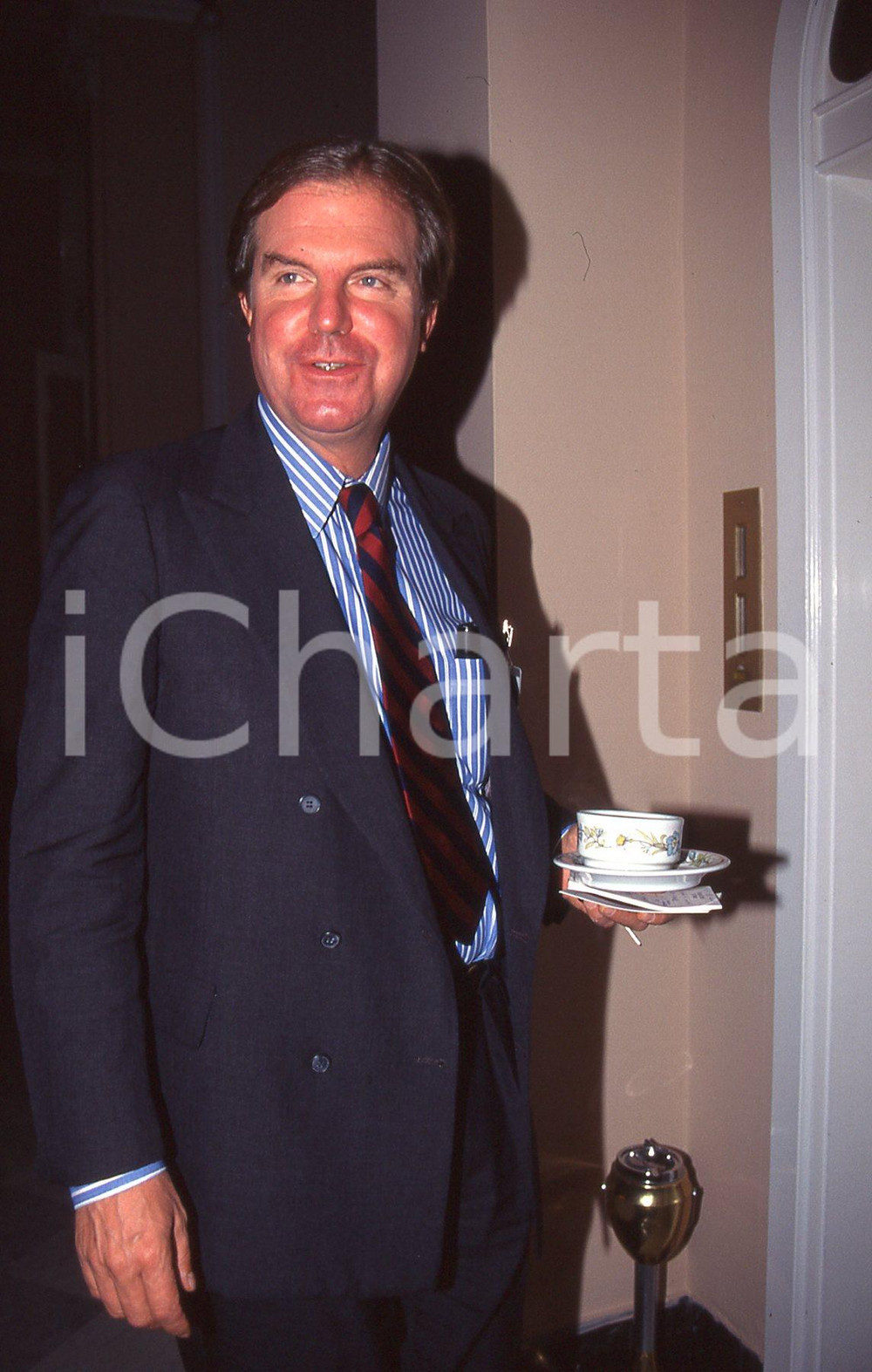 35mm vintage slide* 1995 MILANO Nicholas NEGROPONTE a convegno in Fiera (13)  Diapositiva d'epoca, in formato 35 mm.CONDIZIONI: GOODE' severamente vietata la riproduzione. Tutti i diritti sono riservati.Nella diapositiva ICharta mette in vendita, sul negozio eBay e in esclusiva sul sito "icharta" il proprio archivio composto da numerose diapositive e negativi fotografici d'epoca, tutti originali e autentici, che attraversano la storia del costume italiano tra gli la fine degli anni Sessanta e Novanta.Si tratta di uno sguardo inedito sull'attualit&agrave;, la politica, la vita quotidiana, il gossip e la cultura, che fotografa il cambiamento della nazione in quest'ultimo scorcio del XX secolo. Un'occasione unica per il mercato del collezionismo, che vede finalmente disponibile un archivio eccezionale per vastit&agrave;, tematiche e condizioni, in un settore (il negativo fotografico e la diapositiva) di assoluta novit&agrave; e dalle interessanti prospettive di investimento. GOOD/buono   originale e autentica 1