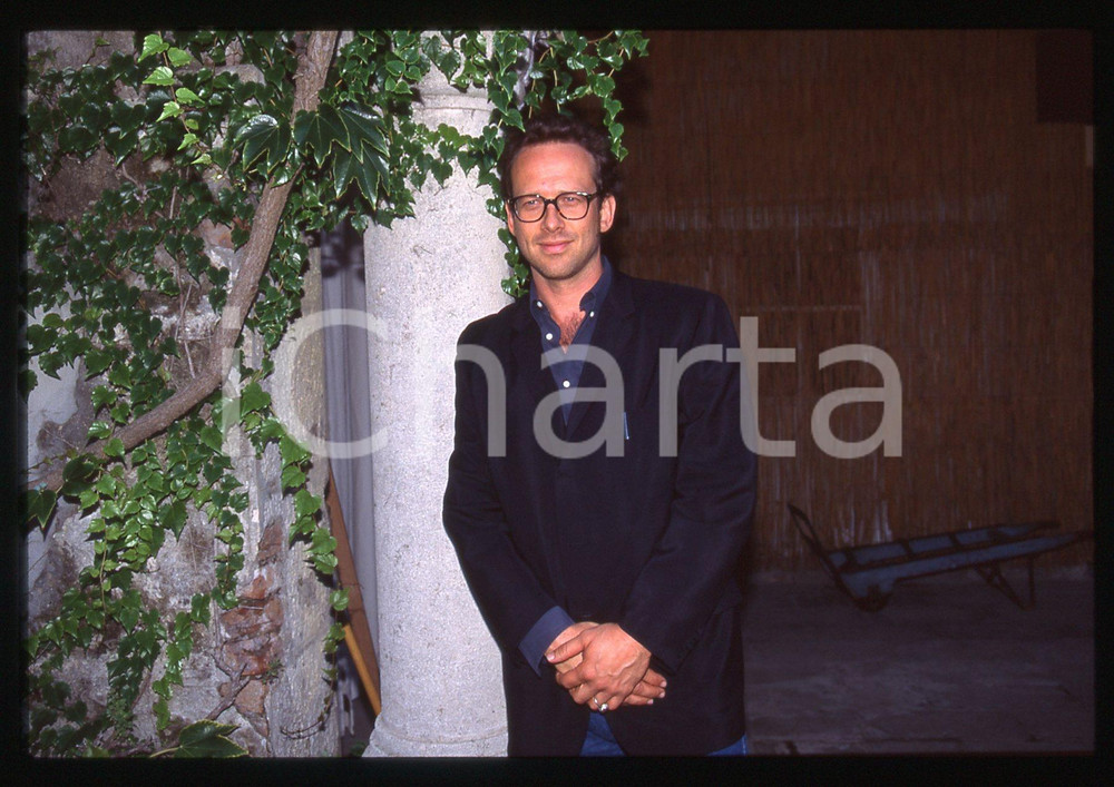 35mm vintage slide* 1992 LIDO DI VENEZIA Alexandre ROCKWELL - Ritratto regista 1  Diapositiva d'epoca, in formato 35 mm. CONDIZIONI: GOOD  Tutti i diritti riservati.E' severamente vietata la riproduzione. ICharta mette in vendita, sul negozio eBay e in esclusiva sul sito "icharta" il proprio archivio composto da numerose diapositive e negativi fotografici d'epoca, tutti originali e autentici, che attraversano la storia del costume italiano tra gli la fine degli anni Sessanta e Novanta.Si tratta di uno sguardo inedito sull'attualit&agrave;, la politica, la vita quotidiana, il gossip e la cultura, che fotografa il cambiamento della nazione in quest'ultimo scorcio del XX secolo. Un'occasione unica per il mercato del collezionismo, che vede finalmente disponibile un archivio eccezionale per vastit&agrave;, tematiche e condizioni, in un settore (il negativo fotografico e la diapositiva) di assoluta novit&agrave; e dalle interessanti prospettive di investimento.New layer...  originale e autentica 1