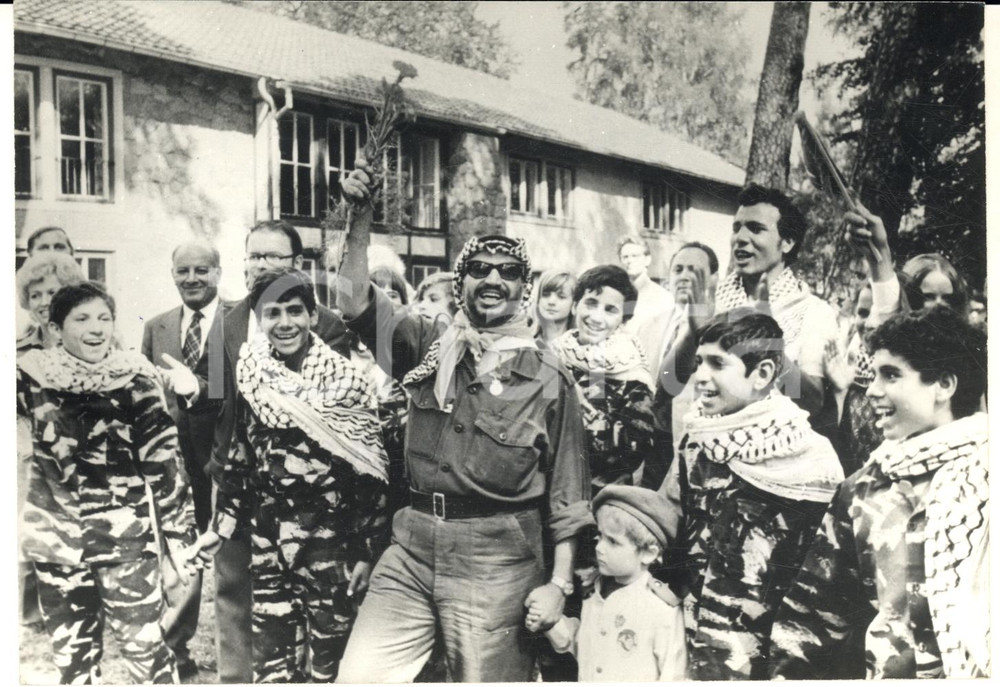 1975 ca FRANCOFORTE SULL'ODER Yasser ARAFAT con giovani palestinesi in vacanza