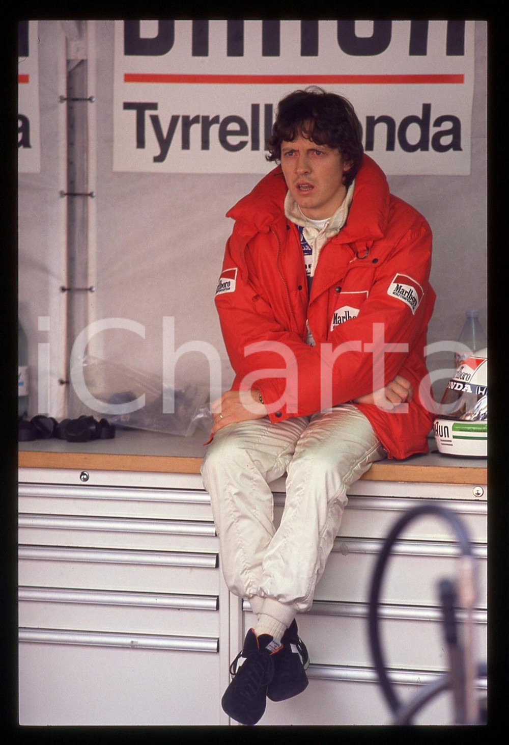 35mm vintage slide* 1991 FORMULA 1 - Stefano MODENA scuderia TYRRELL ai box