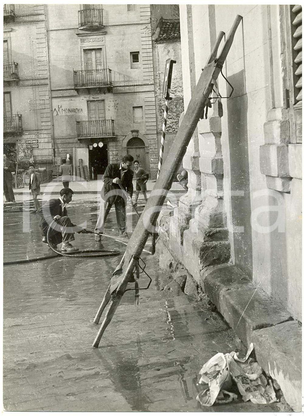 1955 ca TORTORICI (ME) Pulizia dopo l'incendio in Piazza Faranda *Foto 13x18 cm