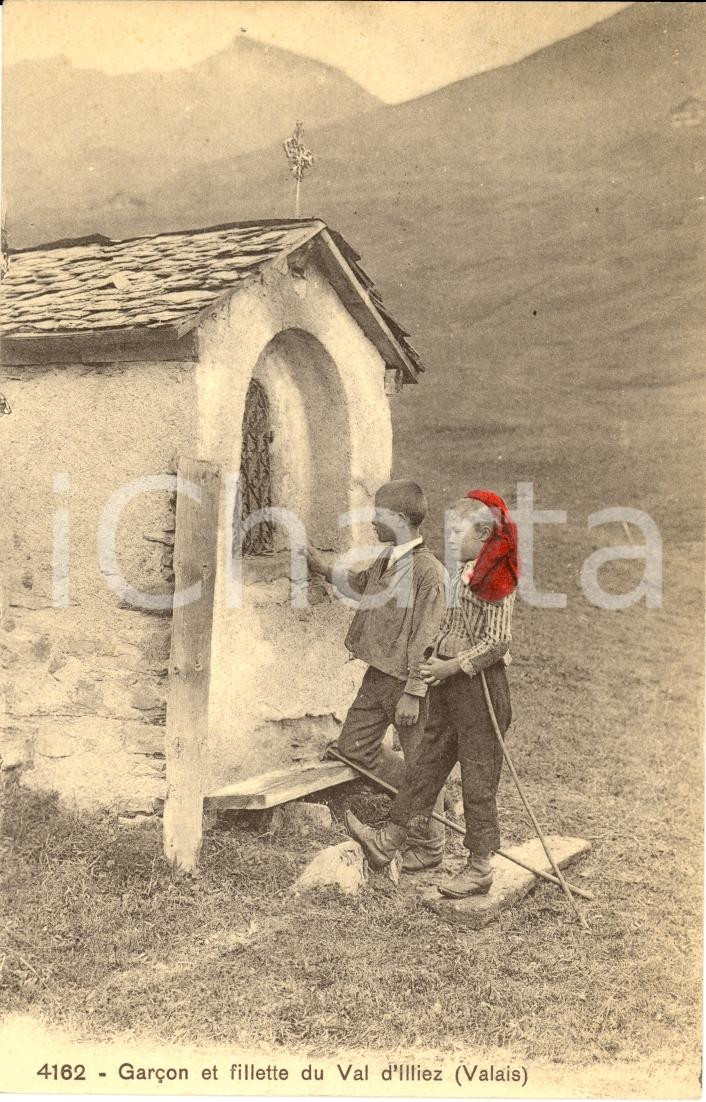 Cartolina originale da collezione 1910 VAL D ILLIEZ VALAIS Due ragazzi a una cappella 1