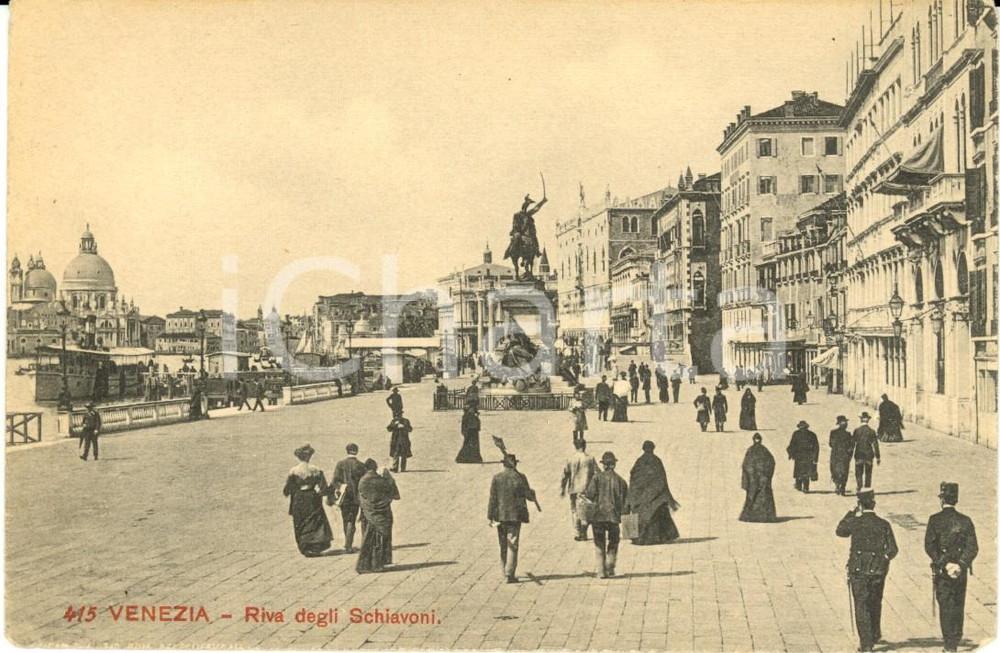 Cartolina originale da collezione 1915 ca VENEZIA Riva degli SCHIAVONI con passanti e gendarmi Cartolina FP NV 1