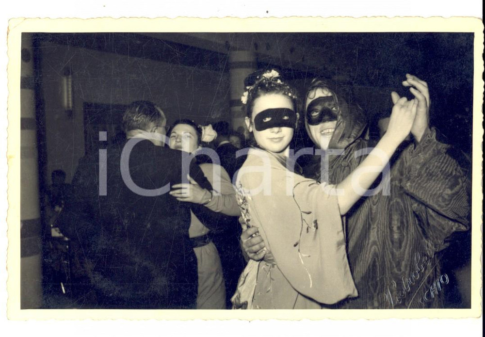 Fotografia d'epoca originale 1960 ca SCHIO (VI) Un ballo di Carnevale in maschera *Foto VINTAGE FP 1