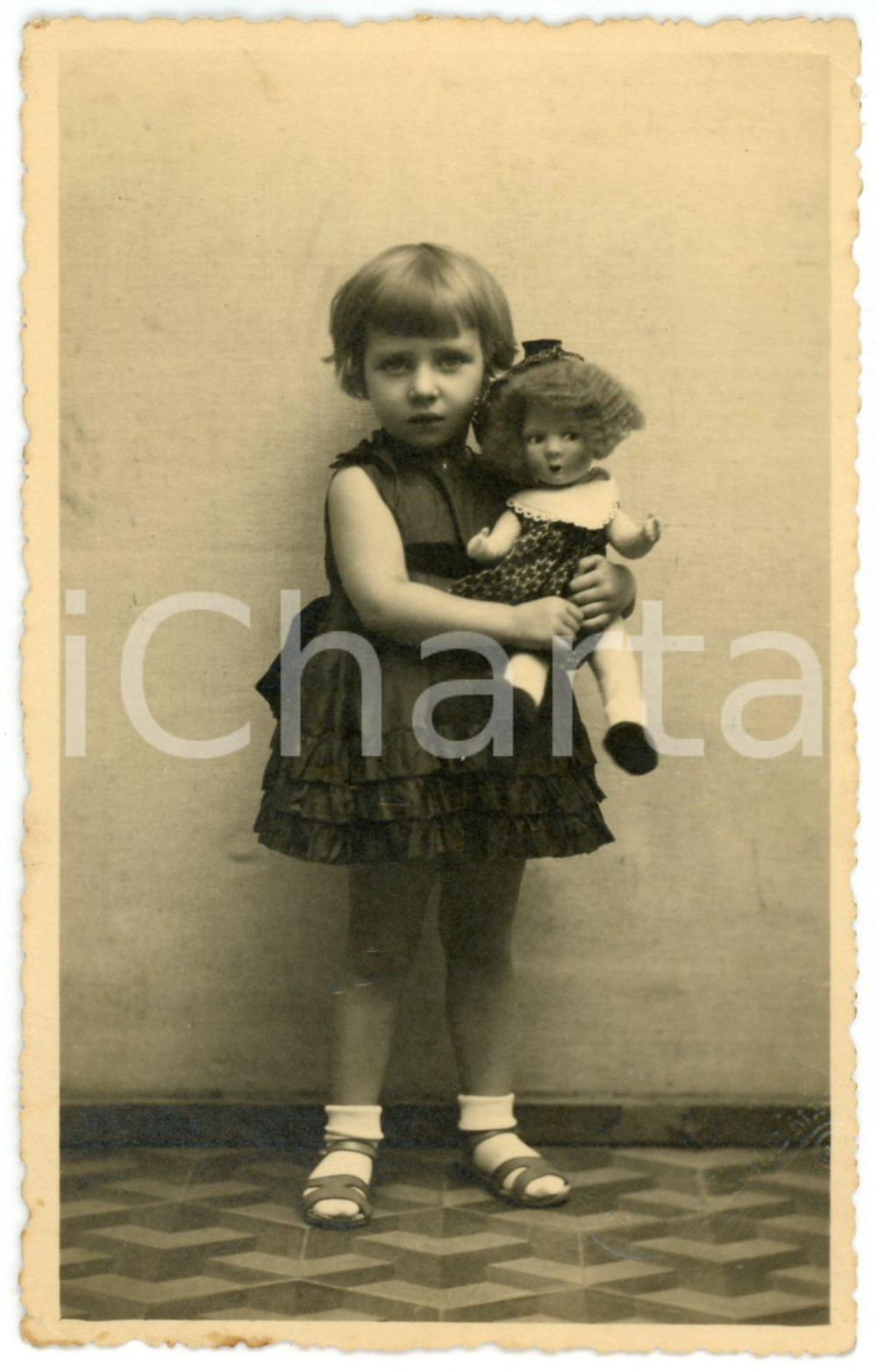 1930 ca ITALIA - COSTUME - Ritratto di bambina con la bambola - Foto 14x9 cm  Fotografia d'epoca, con didascalia al verso "Mimetta a 31 mesi".CONDIZIONI: GFORMATO: 14x9 cm    originale e autentica 1
