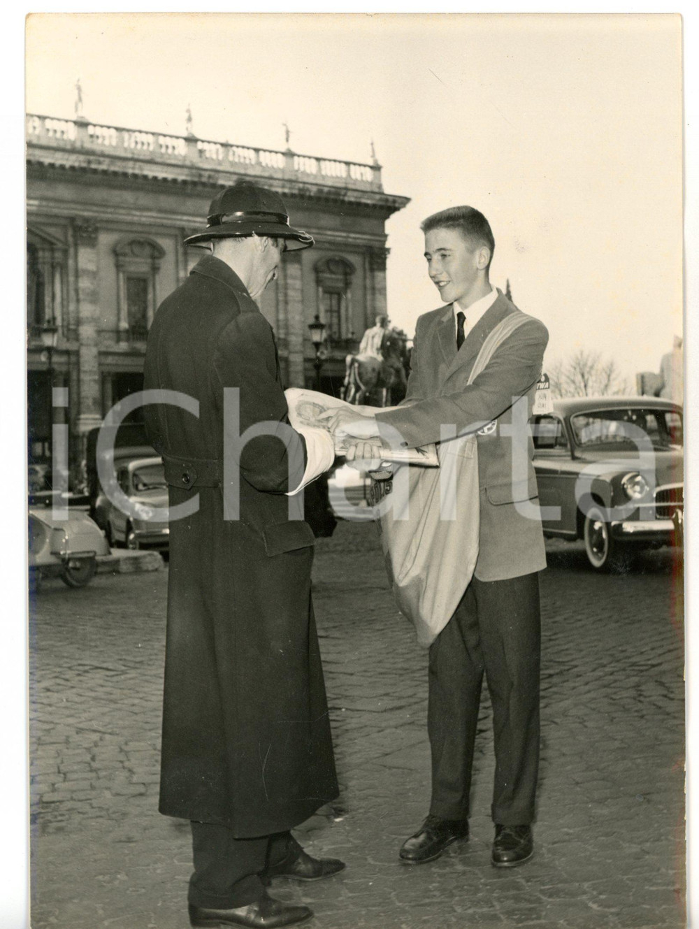 1958 ROMA Strillone americano Billy BEVAN chiede indicazioni a un vigile urbano Fotografia d'epoca con didascalia coeva al verso. CONDIZIONI: G (ma lievi macchie di inchiostro)FORMATO: 13x18 cm     originale e autentica 1