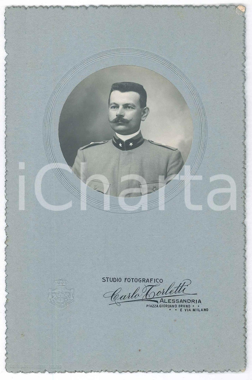 1900 ca ALESSANDRIA Soldato del REGIO ESERCITO Fotografia Carlo CORLETTI 11x17  Fotografia d'epoca. POOR/danneggiato Lievi smussature agli angoli, macchie di inchiostro al recto Formato: 12x20 originale e autentica 1