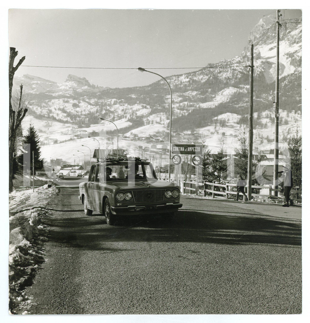 Fotografia d epoca originale 1965 ca CORTINA D AMPEZZO Lancia Fulvia JOLLY CLUB diretta alle gare RALLY Foto 1