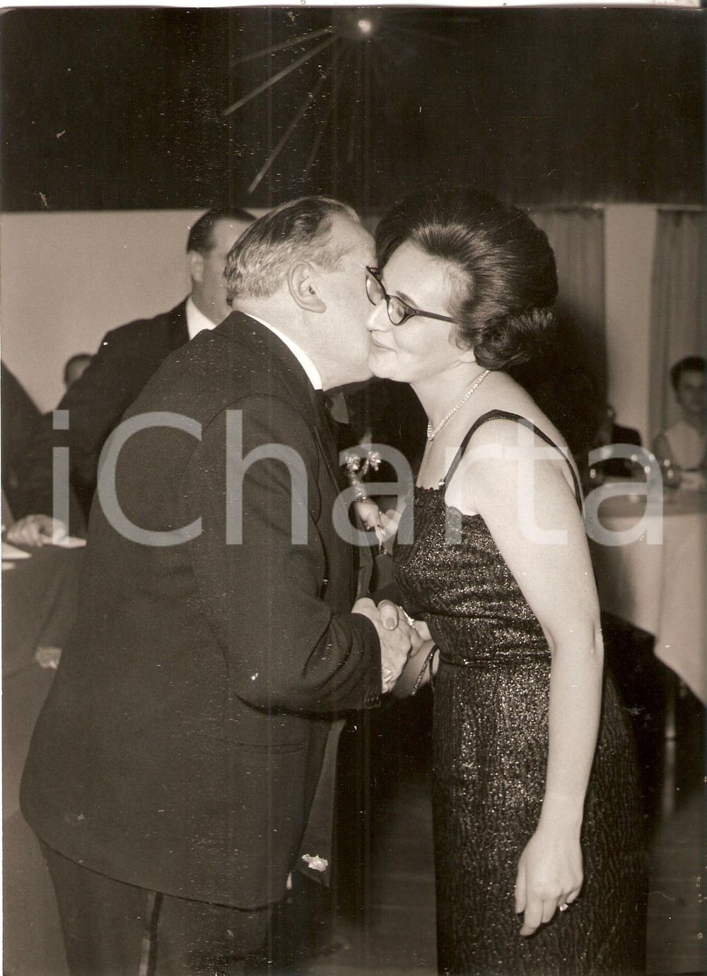 Fotografia d epoca originale 1965 ca JOLLY CLUB Presidente si congratula con Renata ANGIOLINI della vittoria 1
