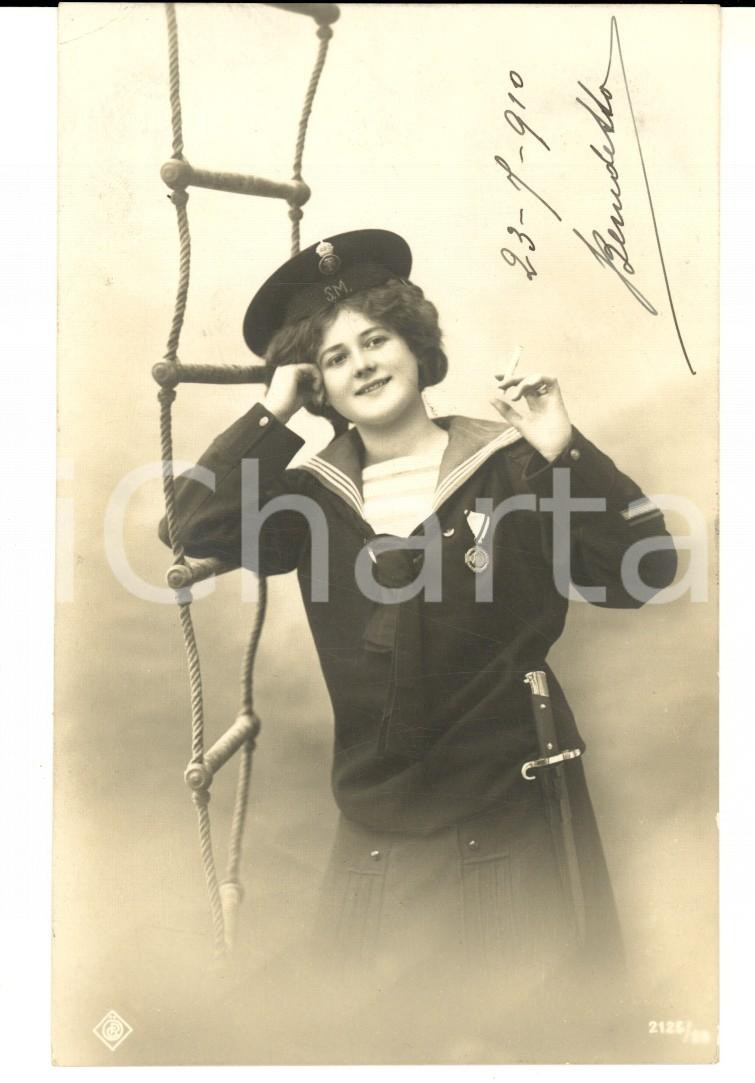 Cartolina originale da collezione 1910 ROMA Bella marinaia fuma alla scaletta Cartolina VINTAGE ing. BONELLI 1