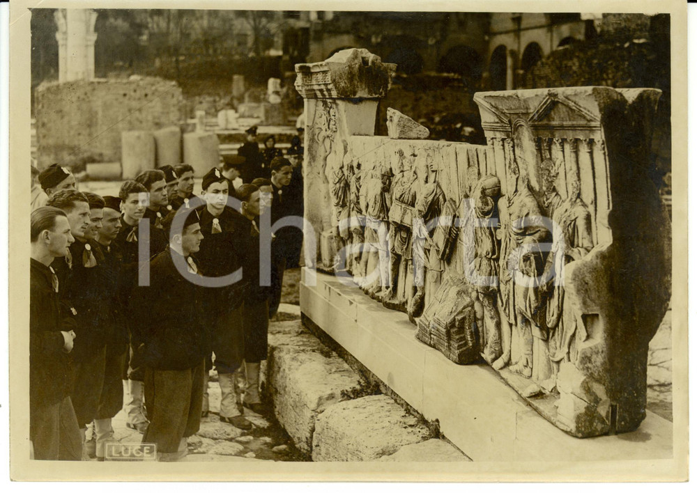 Fotografia d epoca originale 1940 ROMA Professori e studenti albanesi visitano il Foro Romano Foto LUCE 1