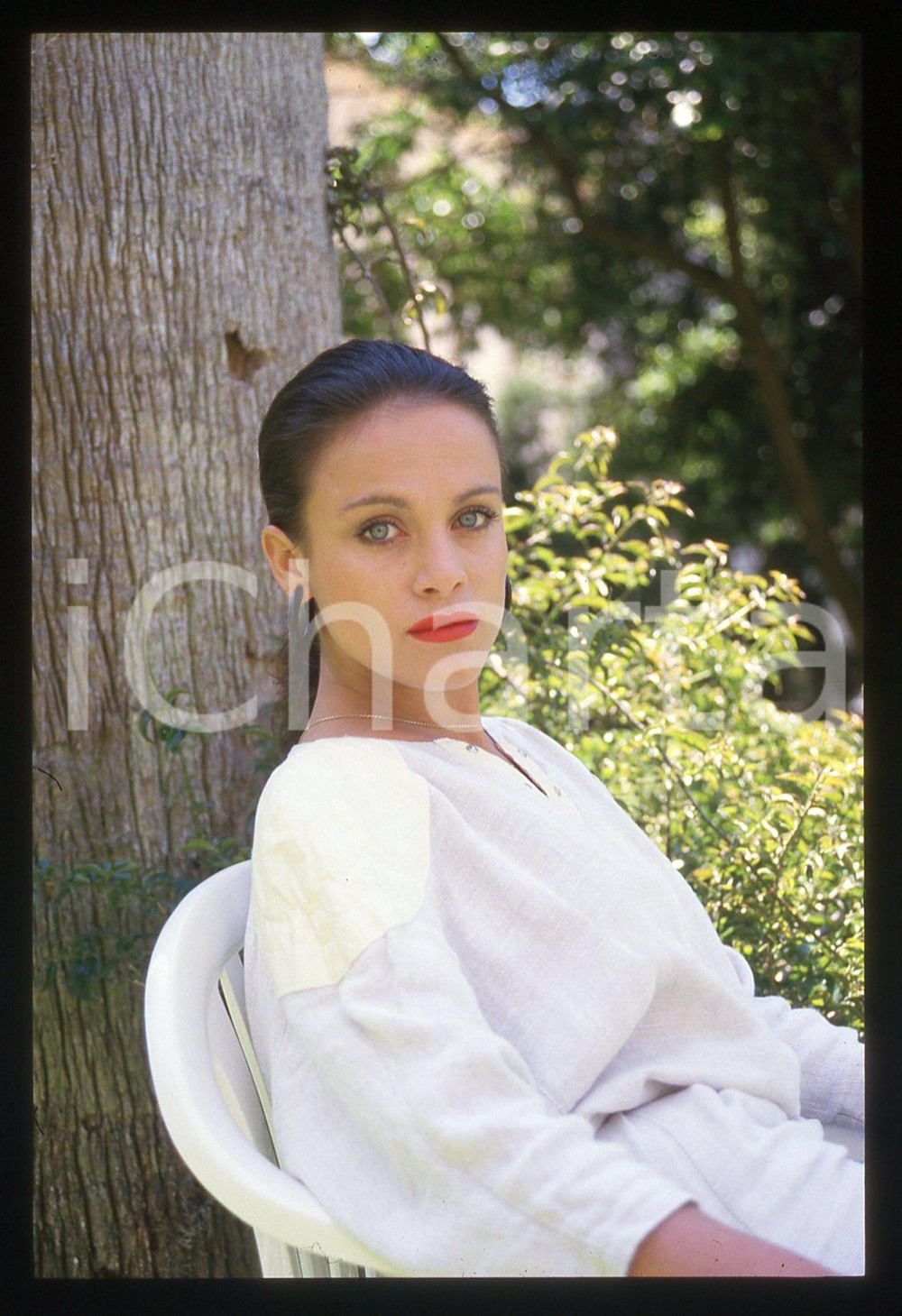 35mm vintage slide* 1990ca VENEZIA Sonja KIRCHBERGER Ritratto dell'attrice (1) La diapositiva &egrave; stata scattata in occasione della Mostra del CinemaDiapositiva d'epoca, in formato 35 mm. CONDIZIONI: GOODE' severamente vietata la riproduzione. Tutti i diritti sono riservati. ICharta mette in vendita, sul negozio eBay e in esclusiva sul sito "icharta" il proprio archivio composto da numerose diapositive e negativi fotografici d'epoca, tutti originali e autentici, che attraversano la storia del costume italiano tra gli la fine degli anni Sessanta e Novanta.Si tratta di uno sguardo inedito sull'attualit&agrave;, la politica, la vita quotidiana, il gossip e la cultura, che fotografa il cambiamento della nazione in quest'ultimo scorcio del XX secolo. Un'occasione unica per il mercato del collezionismo, che vede finalmente disponibile un archivio eccezionale per vastit&agrave;, tematiche e condizioni, in un settore (il negativo fotografico e la diapositiva) di assoluta novit&agrave; e dalle interessanti prospettive di investimento.  originale e autentica 1