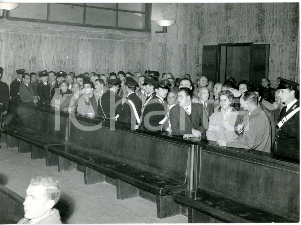1959 TRIBUNALE MILANO Processo banda via Osoppo - Folla in attesa della sentenza