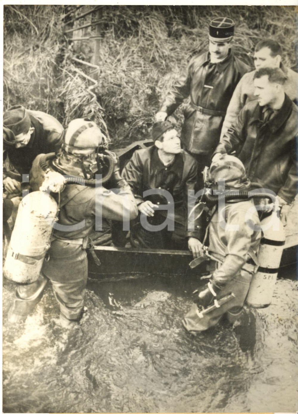 1960 ESTAIRES Sommozzatori nel fiume Lys cercano bambine scomparse *Foto