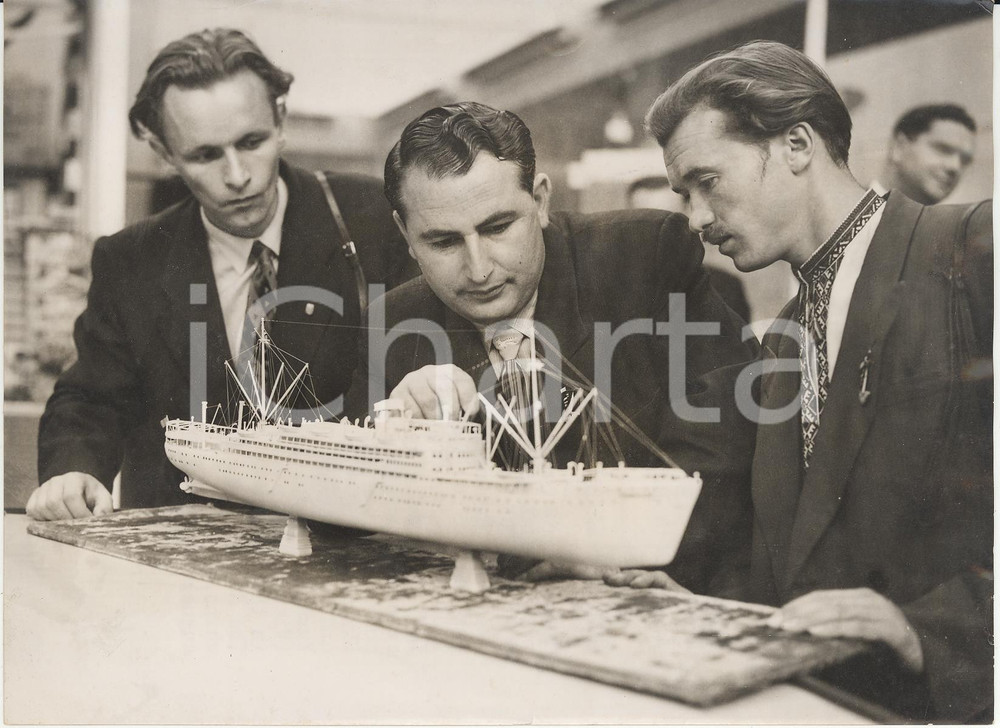 Fotografia d epoca originale 1957 LONDON Model engineers shows their replica of POBEDA russian cargo ship 1