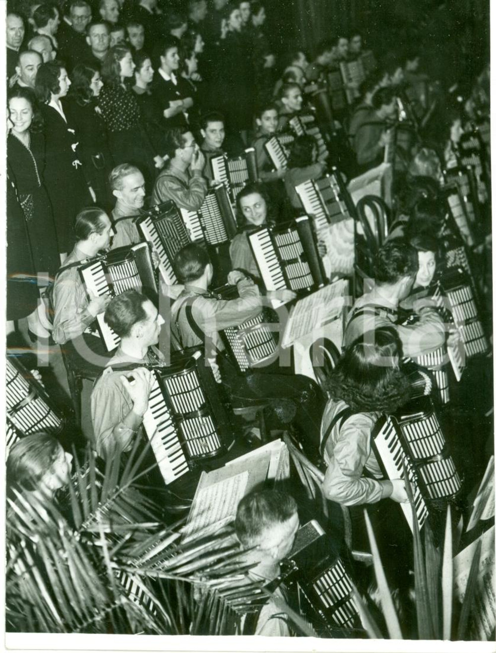 Fotografia d epoca originale 1942 MILANO Concorso fisarmoniche DOPOLAVORO al Teatro Lirico Fotografia 1