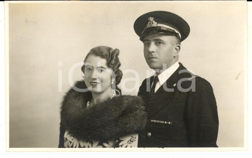 Fotografia d epoca originale 1940 ca NAPOLI ? REGIA MARINA Ufficiale posa con la moglie Foto cartolina 1