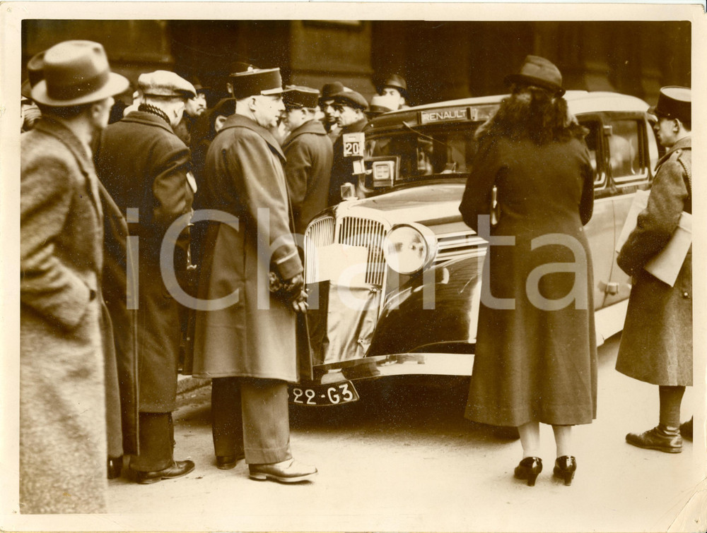 Fotografia d epoca originale 1937 PARIGI F Sciopero dei trasporti  polizia seda lite per un taxi RENAULT 1