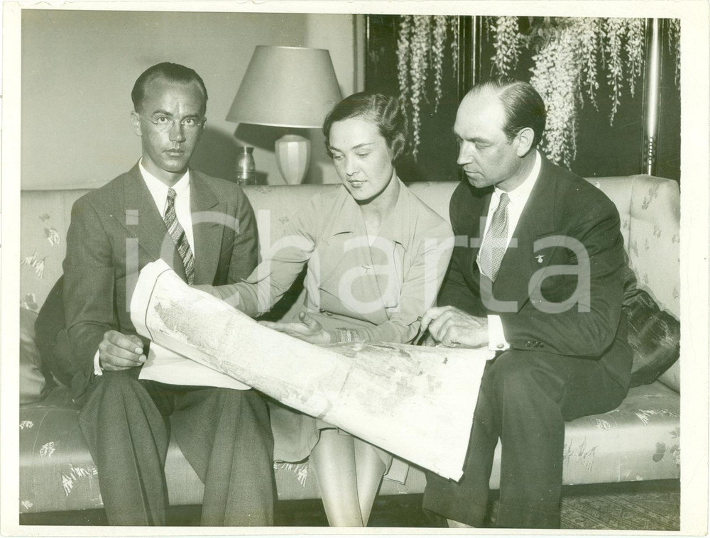 Fotografia d epoca originale 1932 NEW YORK Aviatore Roger Q WILLIAMS Elvie KELEP studiano volo transatlantico 1