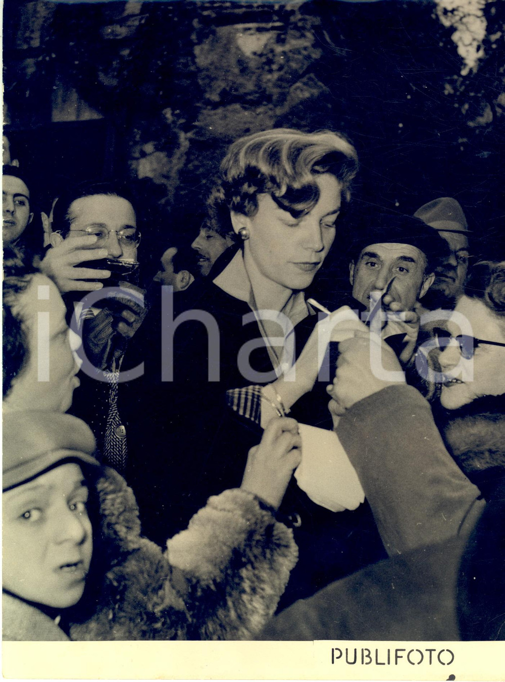 1954 GENOVA Lauren BACALL circondata dai fan - Fotografia 18x24 cm