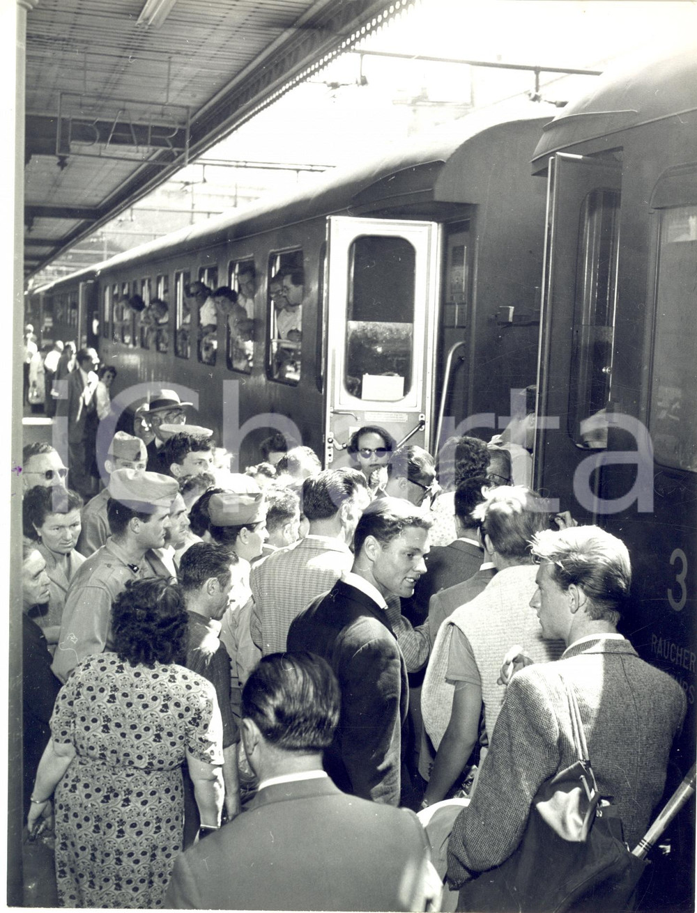 1960 ca GENOVA PIAZZA PRINCIPE Assalto ai treni in partenza per Ferragosto *Foto