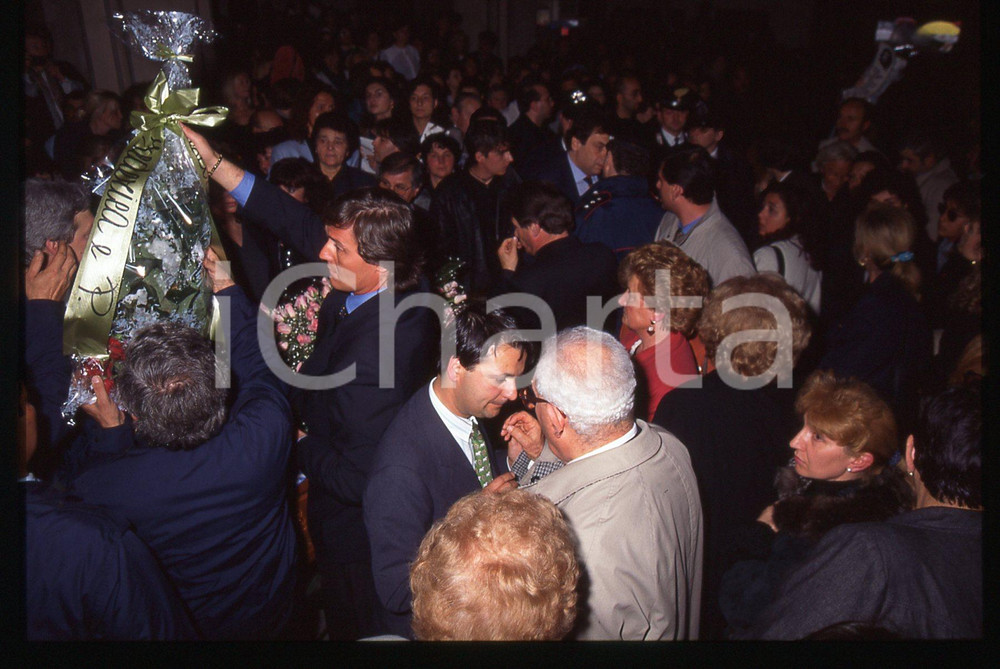35mm vintage slide* 1995 BUSTO ARSIZIO Funerali Mia MARTINI Folla saluta salma 3