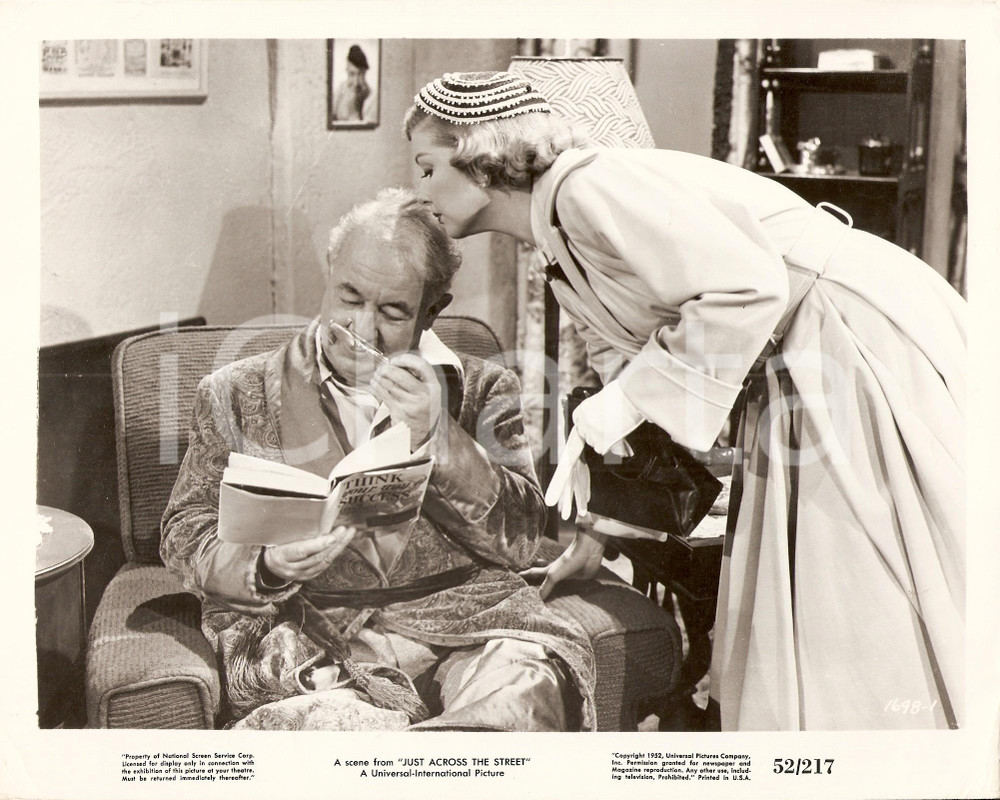 Fotografia d epoca originale 1952 JUST ACROSS THE STREET Cecil KELLAWAY reads a book on armchair Foto scena 1
