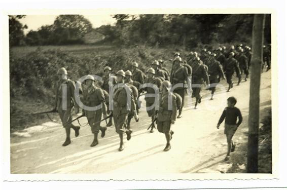 Fotografia d epoca originale 1941 WW2 ISTRIA  SISSANO Bambino segue marcia del 412° bis Battaglione Costiero 1