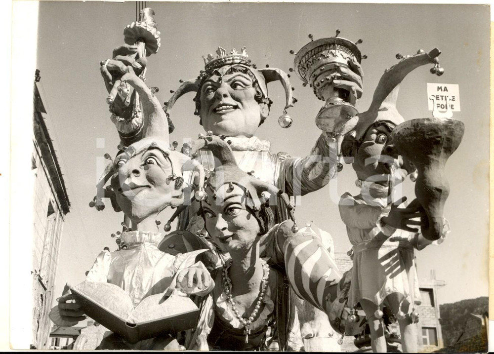 1955 NICE CARNAVAL - Le char des bouffons classiques fait son entrée *Photo
