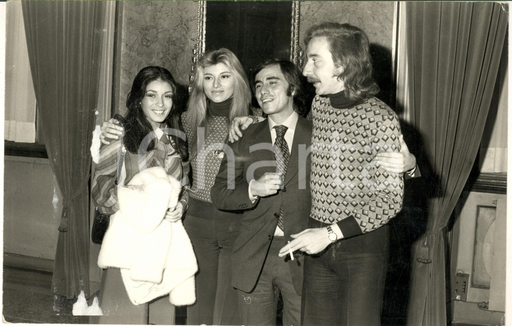 1970 ca COSTUME Marina OCCHIENA e Cristiano MINELLONO a un evento - Foto 30x20