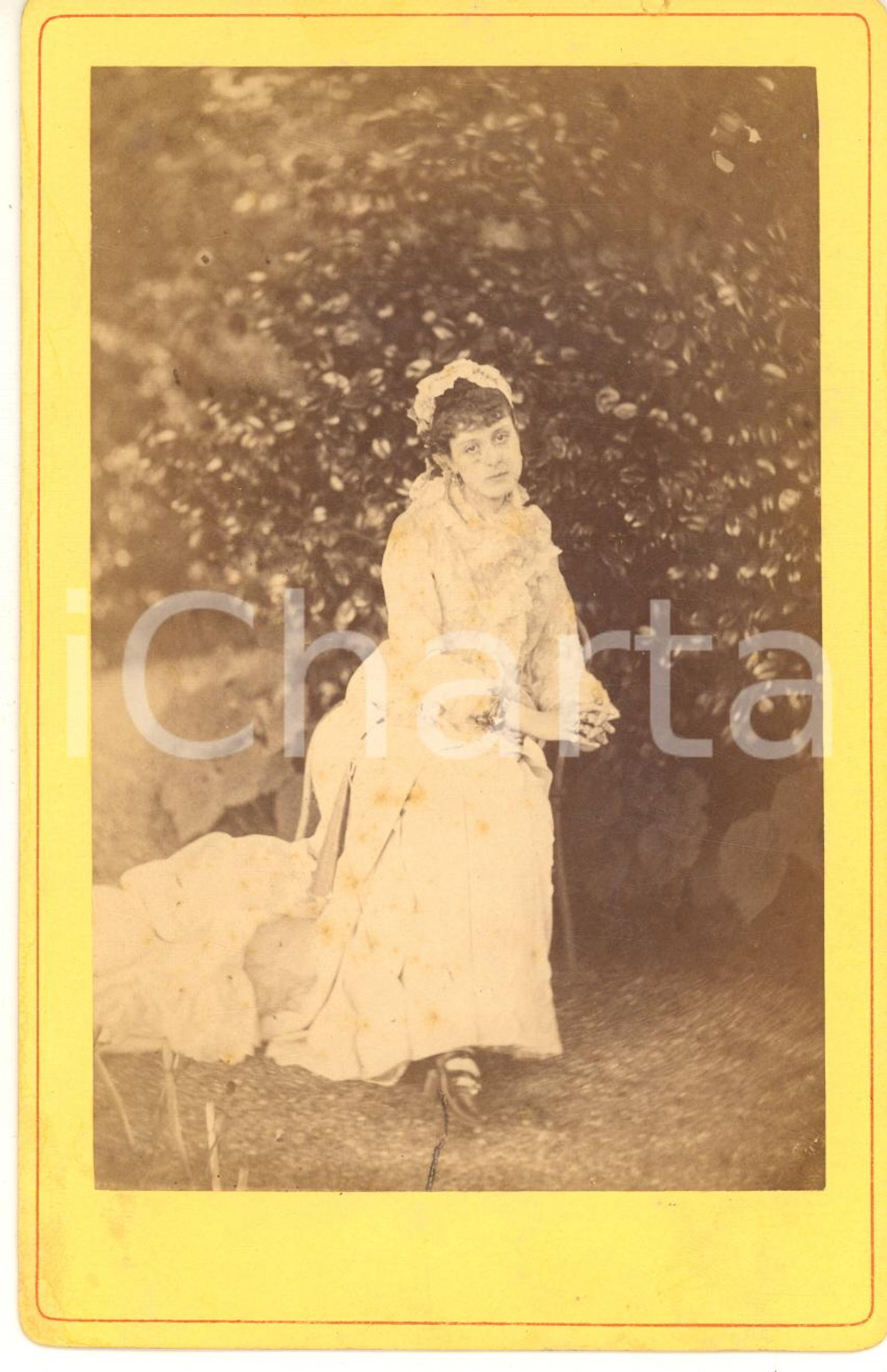 1898 ITALIA Giovane donna in giardino in abito bianco - Ritratto - Foto Fotografia d'epoca, su cartoncino rigido, con data manoscritta al verso. CONDIZIONI: F (lievi fioriture; abrasioni al verso)FORMATO: 11x16 cm    originale e autentica 1