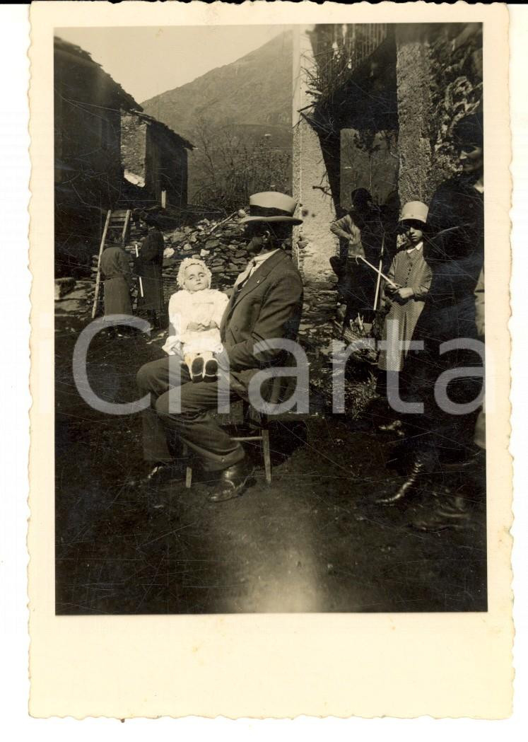 Fotografia d epoca originale 1930 ca TRENTINO ? Nonno al sole con la nipotina Fotografia 9x13 cm 1